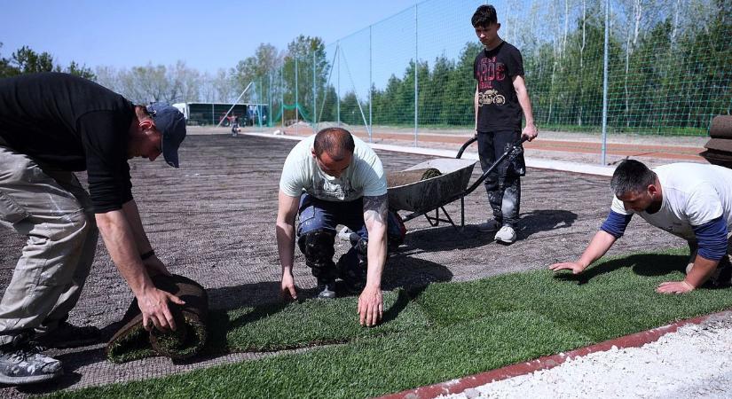 Néhány óra alatt kizöldült a focipálya, hamarosan birtokba vehetik – galériával