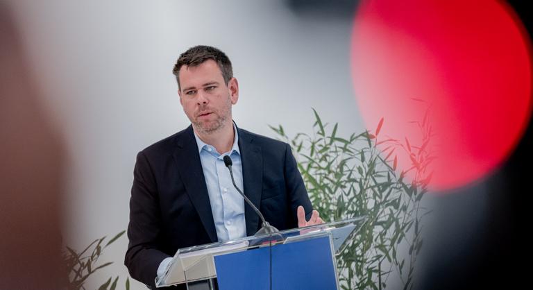Vitézy Dávid: Ezzel b*szogat Lázár János
