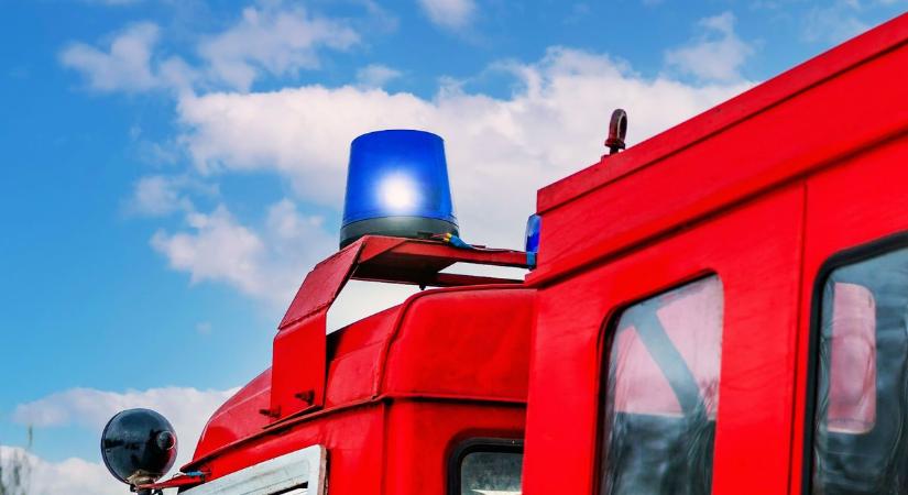 Fának csapódott egy autó, a sofőr nem tudott kiszállni az ütközet után