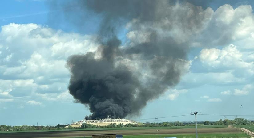 Kigyulladt Cegléd határában a szeméttelep, óriási füst borítja a környéket