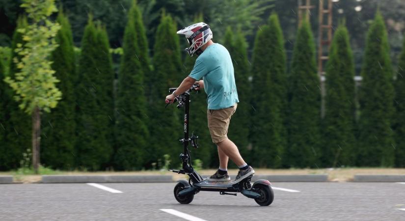 Rolleres a belső sávban Miskolcon – kirobbant a vita róla – fotó!