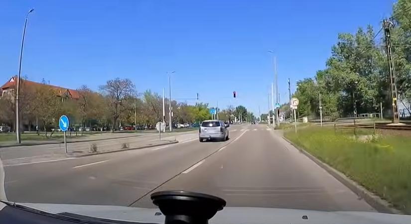Videó: vérfagyasztó jelenetben száguldott át a piroson a Ford, épp megúszta a gyalogos