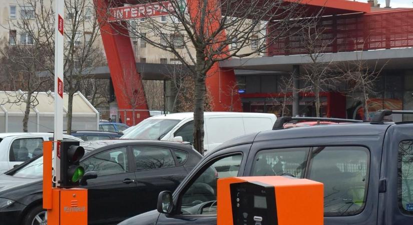Babakocsis anyára támadt a parkolóban