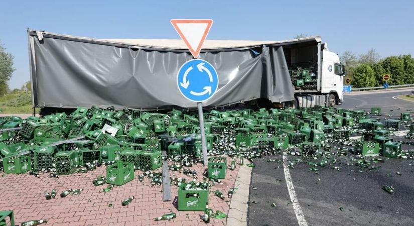Elképesztő! Több ezer üveg sör borult az útra, habzik a burkolat