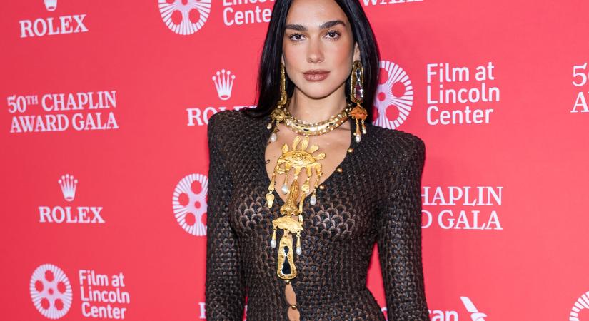 Dua Lipa fekete pucérruhájában leigázta a vörös szőnyeget