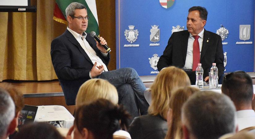 A brüsszeli hatalmi elit és a Tisza Párt sunyi alkujáról is beszélt az államtitkár Jászberényben