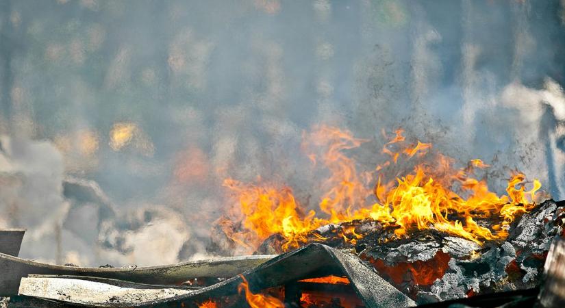 Kigyulladt a fából épített kukoricatároló
