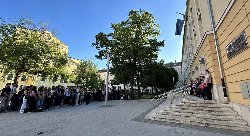 Szerenáddal búcsúztak iskolájuktól az Ady Endre Gimnázium végzősei – videóval