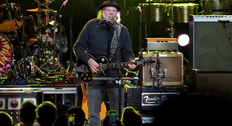 Neil Young keményen beleszállt Elon Muskba, „Ha fasiszta vagy, vegyél Teslát”