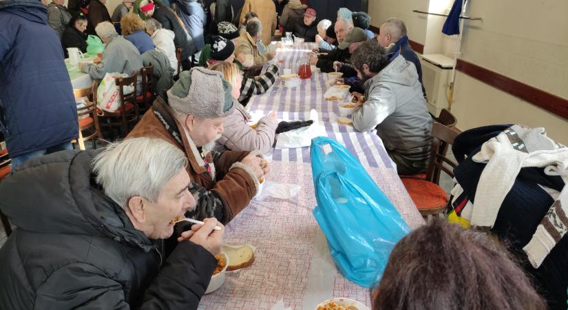 Csütörtökön már étkezhet, aki regisztrált a népkonyhára, vagy a szociális ételosztásra