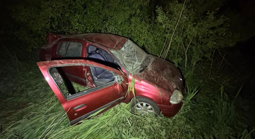 Árokba csapódott egy autó a 4-es főúton – fotókkal