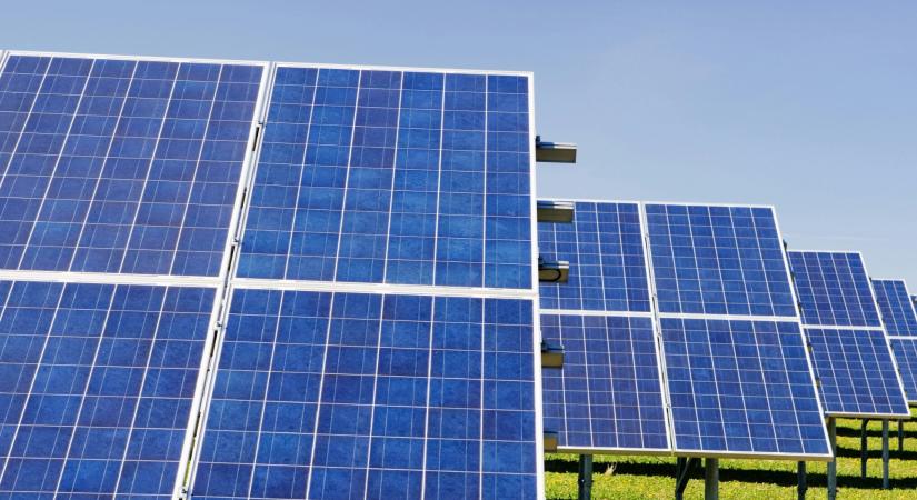 Miért hasonlít a fosszilis energia a lakásbérléshez, és hogyan térülnek meg hamarosan a napelemek?