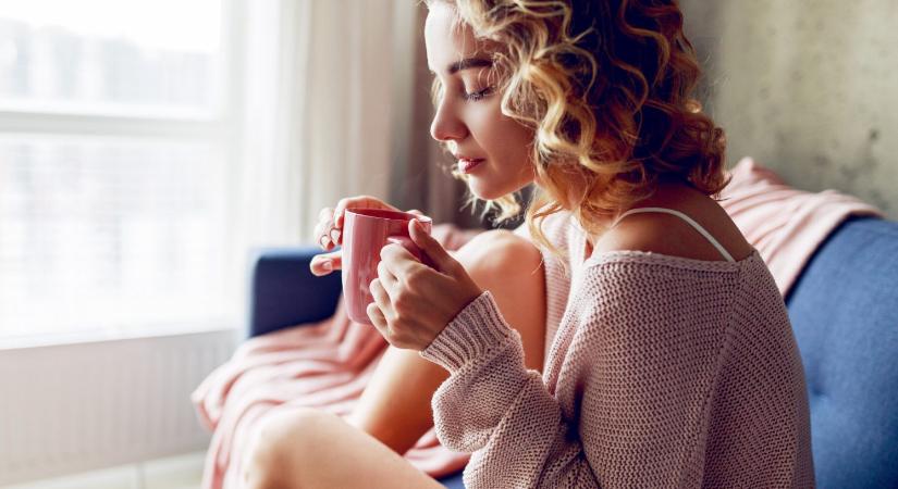 Ártalmatlannak tűnik, de veszélyes: Mit ne egyél tea mellé?