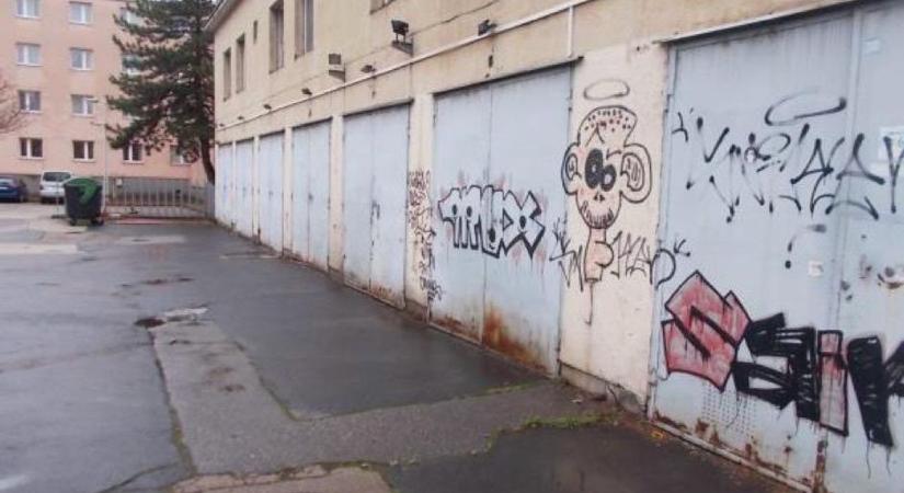 A Dunaferr garázsok kelendőek, de a járműflotta a kutyának sem kell