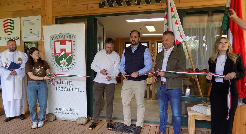 Ünnepélyesen felavatták Dobogókőn a Hazajáró Turistaházat