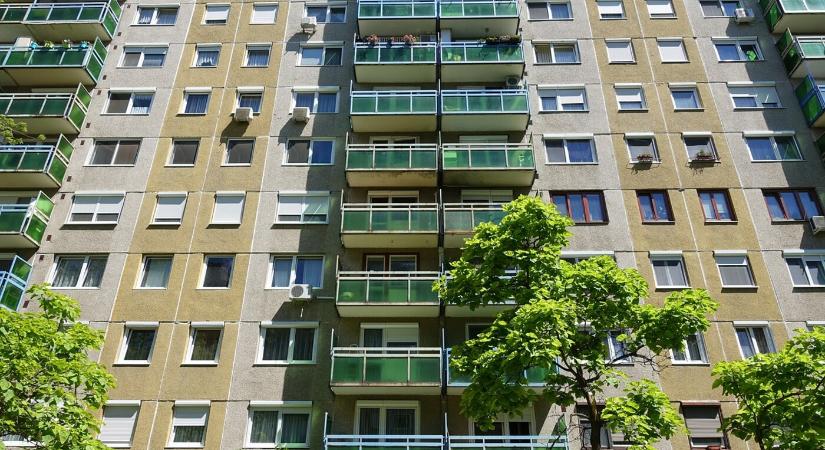 Kiesett a nyolcadikról egy 14 éves lány, az életéért küzd a kórházban
