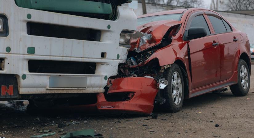 Hatalmas dugó lehet: személyautó és teherkocsi ütközött az M7-esen Buzsáknál