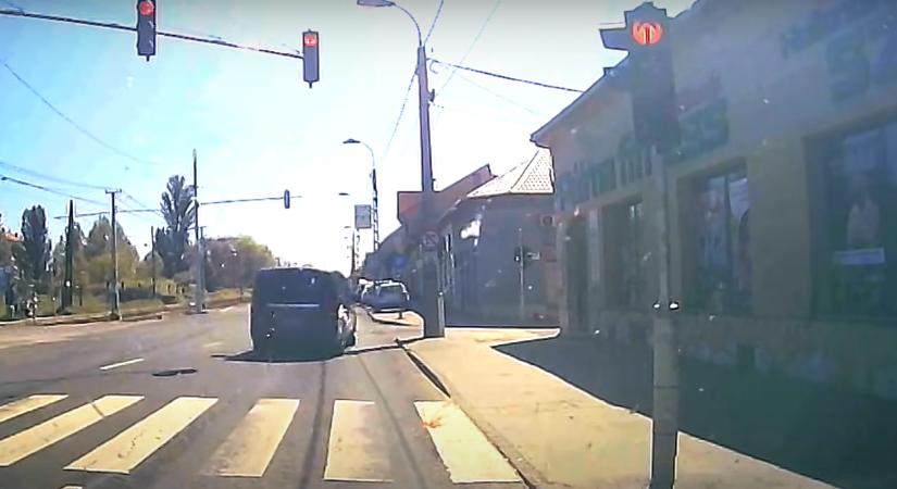 Mi folyik az Üllői úton? A legnagyobb természetességgel mennek át a piroson az autók - videó