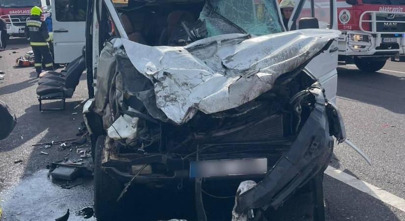 Súlyos baleset az M3-ason: egy utast feszítővágóval szabadítottak ki a roncsból (fotók)