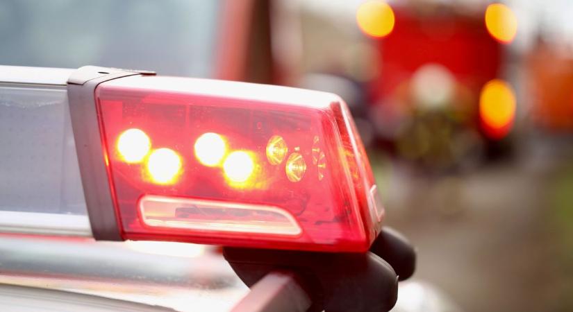 Kamionnal ütközött, árokba sodródott egy autó a 8-ason