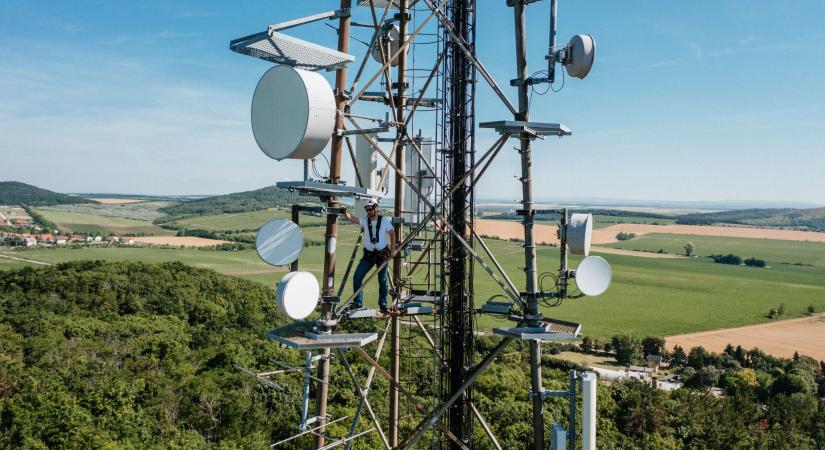 A CETIN egy bevásárlóközpontban átadta az ország első olyan beltéri rendszerét, amelyen 5G-n elérhető mindhárom mobilszolgáltató