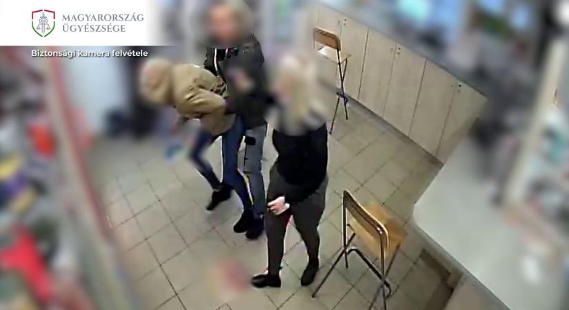 Brutális erőszakkal rángatta ki a nőt a siófoki dohányboltból, közérdekű munkával megúszhatja