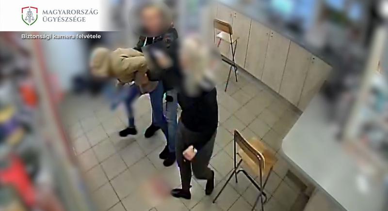 Részegen rángatta ki szintén ittas ismerősét egy dohányboltból