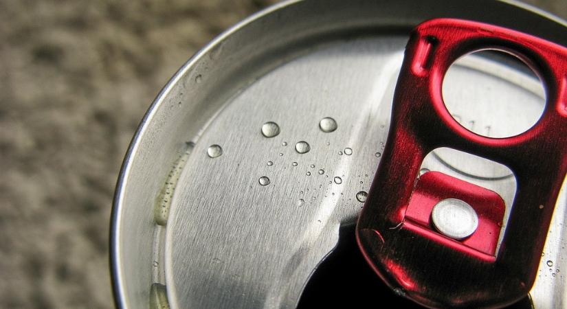 A jövőben tilos energiaitalt eladni 18 éven aluliaknak
