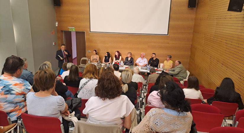 A példaadás, a partneri viszony, és a „szív” segítheti romák és nem romák együttélését
