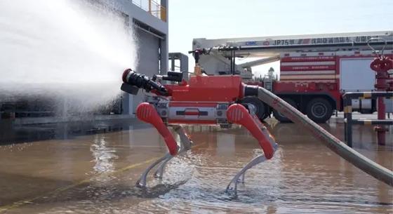 60 méterre lövi a vizet az új kínai tűzoltó robotkutya – videó