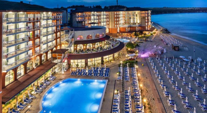 Kiváló értékelésű 4*-os aquaparkos, gyerekbarát bolgár hotel szuper áron a homokos tengerparton!