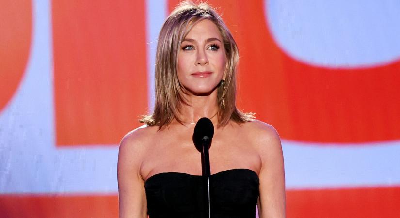 Jennifer Aniston a világ legegyszerűbb ruhájában bizonyította be: a kevesebb több