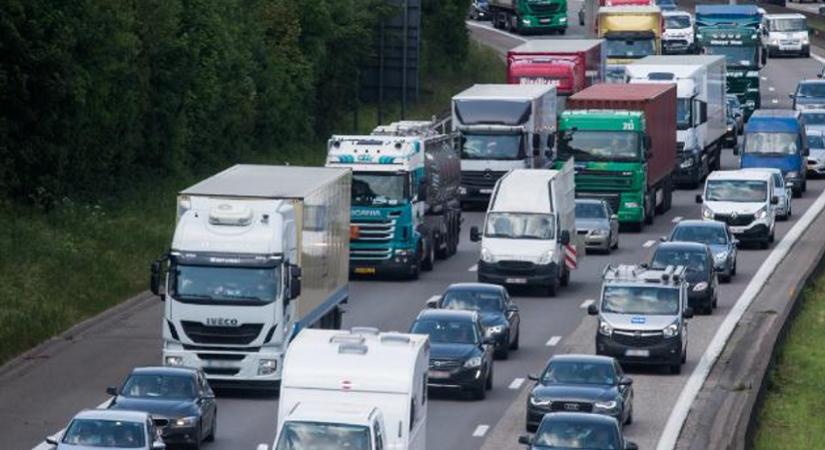 Nyolc órával később kezdődik a munka ünnepén a nehéz tehergépjárművek forgalomkorlátozása