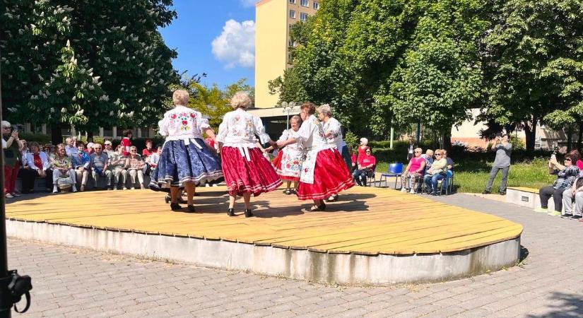 Együtt ropták a tánc világnapján az idősek és fiatalok