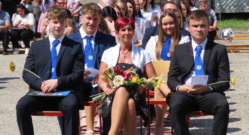 Három osztályt engedett "szárnyaira" a csornai Hunyadi János Technikum – fotók, videó