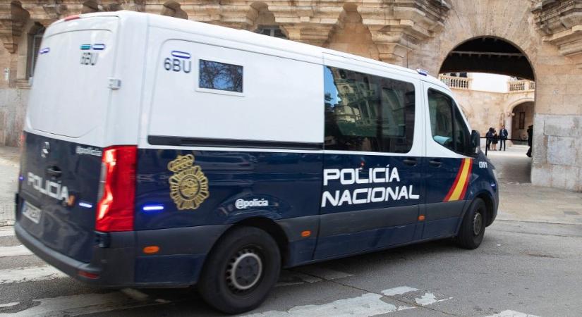 A spanyol rendőrség szabadított ki két gyereket, akiket a szülei a koronavírus-járvány eleje óta nem engedtek ki a házból