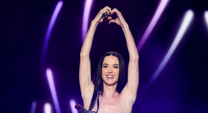 Katy Perry hasonmásával találkozott koncertje közben, fel is hívta a színpadra a lányt
