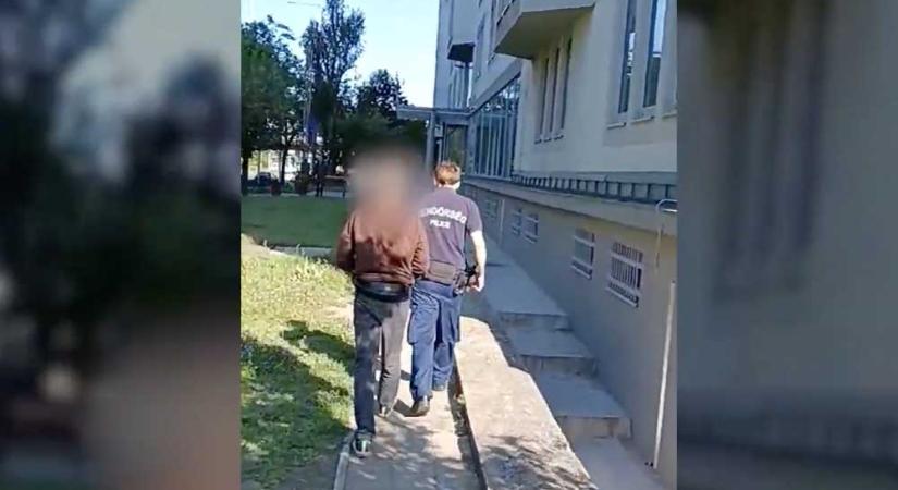 A budakeszi lakótelepről vezették el a rendőrök azt a pedofil férfit, aki intim felvételeket tárolt a gépén 12 év alatt gyerekekről