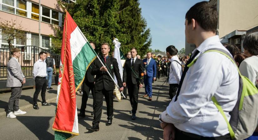 Virágba borult az iskola udvara Hatvanban is – így ballagtak a DISZI-ből