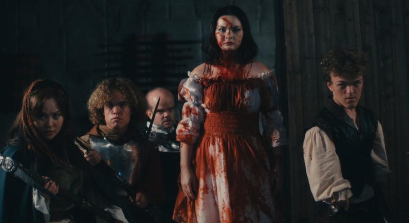 Itt a Hófehérke-horrorfilm előzetese, amiben már nem annyira barátságosak a törpék, mint a Disney-nél