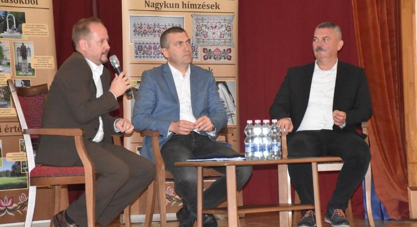 A tét nem kisebb, mint Magyarország jövője: közéleti fórumot tartottak Kisújszálláson – galériával