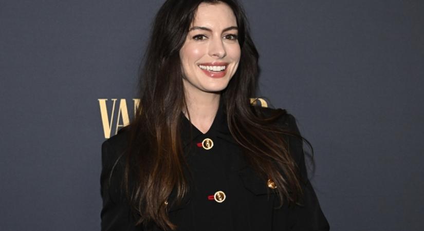 Anne Hathaway felvette a szezon slágernadrágját: minden nő erről a kényelmes és divatos fazonról álmodik