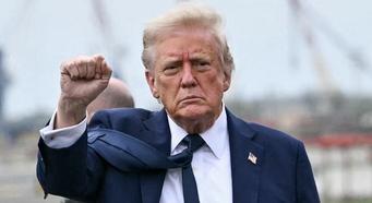 Trump telefonon teremtette le Jeff Bezost, miután azt hallotta, hogy az Amazon fel akarja tüntetni a vámok miatti költségeket az áraknál