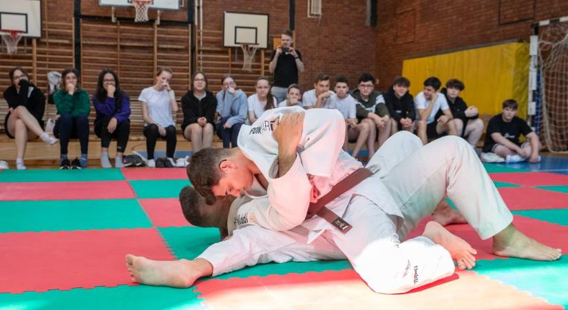 Speciális olimpiai bajnok dzsúdós, és klasszis ülőröplabda játékos a Németh László Általános Iskolában