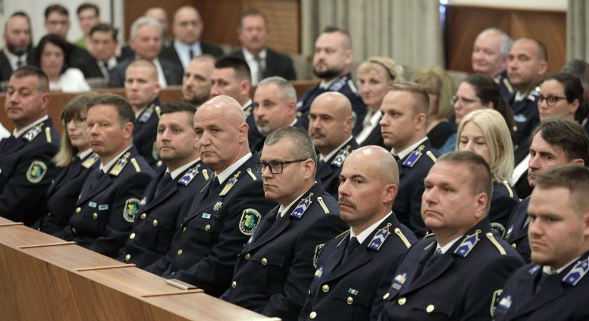Rendőrök töltötték meg városháza dísztermét az ünnepi állománygyűlés alkalmával