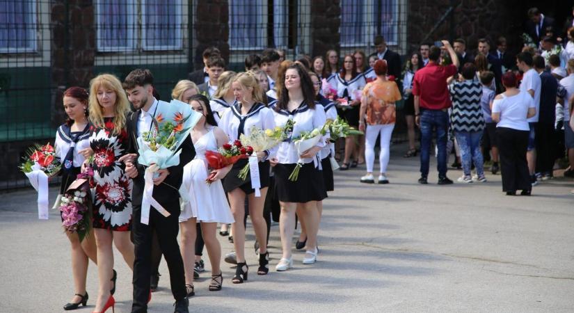 A jövő szakemberei búcsúztak szakmai iskolájuktól – Kereskedelmi, Hild ballagás képgalériákkal