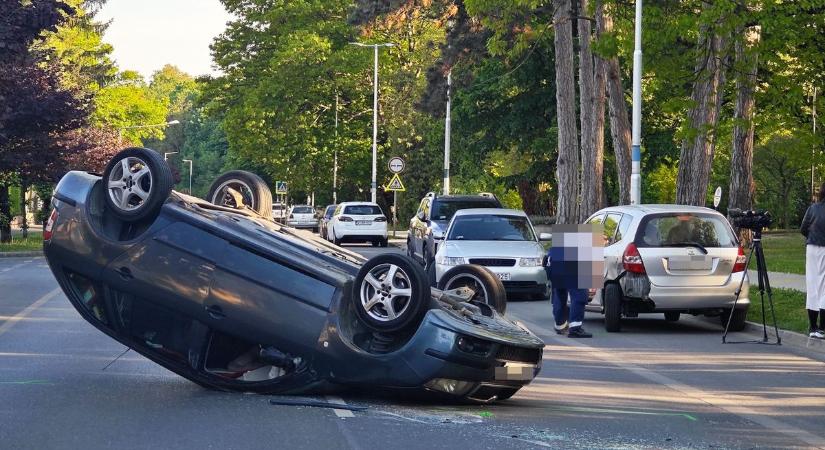 Parkoló autónak ütközött és felborult egy autó Szombathelyen - fotók