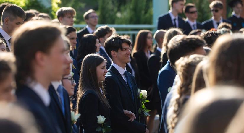 Lezárult az egyik legfontosabb életszakasz, elballagtak a Tóth Árpád Gimnázium végzősei – fotókkal