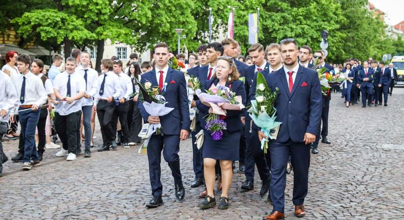 Életük legemlékezetesebb napjai – így telt a városi ballagás (galéria, videó)