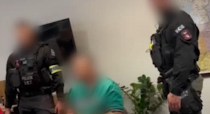 Itt a videó egy „megkattant” rendőr elfogásáról